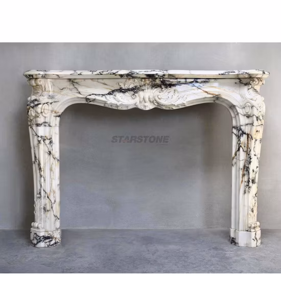 Marco decorativo de puerta de mármol con flor.