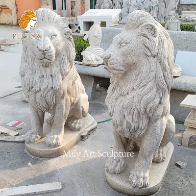 Escultura animal de las estatuas occidentales del león que se sientan del granito al aire libre